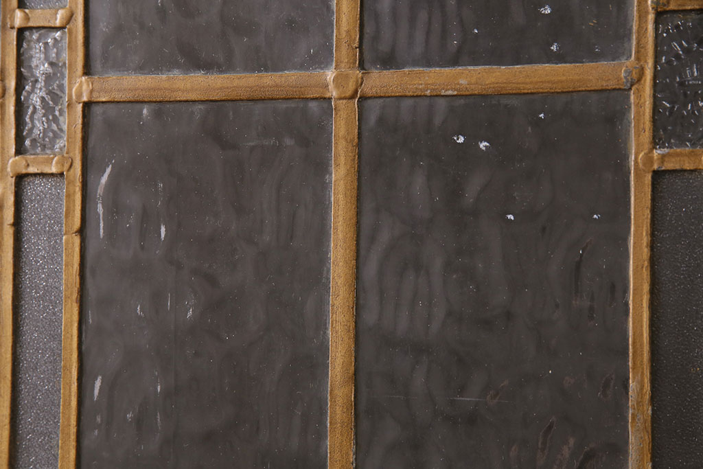 【セミオーダー家具実例】イギリスアンティークの木製吊り下げ戸に高品質リペアを施しました。上部の金具、側面のブラシを取り外し。モカベージュのエイジング塗装で仕上げ、フレンチナチュラルな雰囲気に!(ガラス戸、建具)