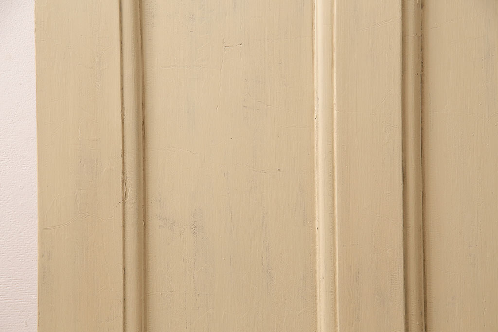 【セミオーダー家具実例】イギリスアンティークの木製吊り下げ戸に高品質リペアを施しました。上部の金具、側面のブラシを取り外し。モカベージュのエイジング塗装で仕上げ、フレンチナチュラルな雰囲気に!(ガラス戸、建具)