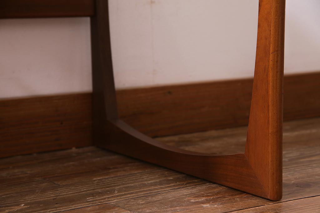 ヴィンテージ家具　北欧ビンテージ　G-PLAN(ジープラン)　チーク材　温かみのある木味のネストテーブル(サイドテーブル)(R-037893)