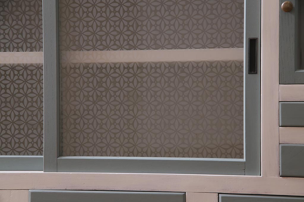 アンティーク家具　モールガラス・当店オリジナルガラス入り　淡い色がおしゃれなペイントキャビネット(収納棚、戸棚)(R-037930)