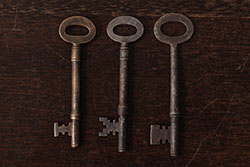 アンティーク雑貨　イギリスアンティーク　味のある風合いが魅力の古いキー3本セット(鍵、カギ)(R-037931)