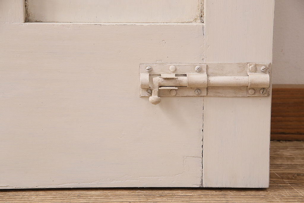 【セミオーダー家具実例】イギリスアンティークの木製ドアに高品質リペアを施し、ご希望のサイズにリサイズしました。両面をアンティークホワイトのエイジング加工にて塗装、要望各所の金具も綺麗に塗装、修理しました。(玄関戸、建具)