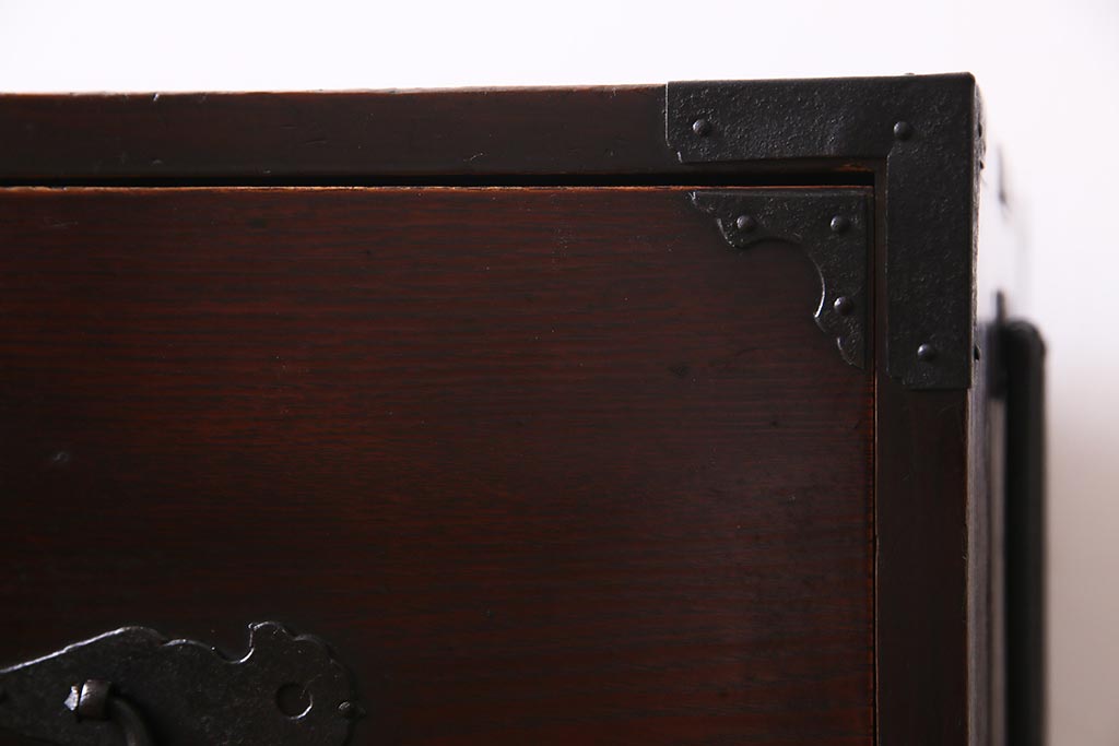 アンティーク家具　昭和初期　前面ケヤキ材　漆塗り　味わい深い佇まいがおしゃれな鉄脚付きローボード(ローチェスト、引き出し、衣装箪笥、テレビ台)(R-037965)