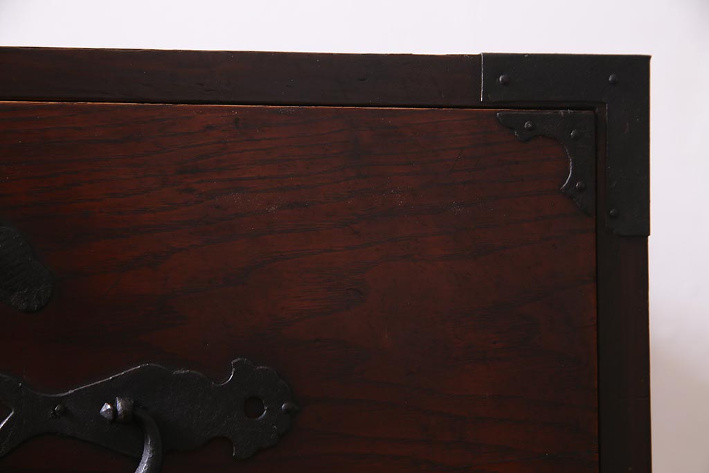 アンティーク家具　昭和初期　前面ケヤキ材　漆塗り　味わい深い佇まいがおしゃれな鉄脚付きローボード(ローチェスト、引き出し、衣装箪笥、テレビ台)(R-037966)