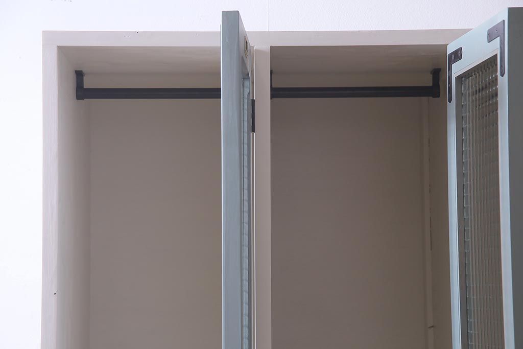 ラフジュ工房オリジナル　ヒノキ無垢材・ヒバ材　チェッカーガラス入り　レトロペイントの3人用ロッカー(収納棚、戸棚)(R-037984)