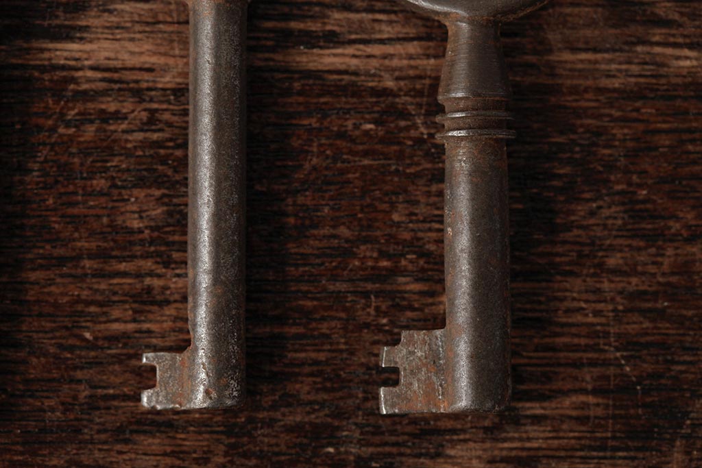 アンティーク雑貨　フランスアンティーク　ブロカントスタイルに合うシャビーなキー4本セット(鍵、カギ)(R-038002)