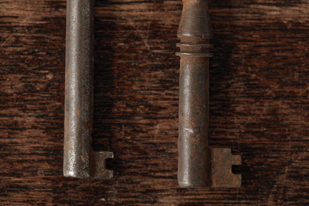アンティーク雑貨　フランスアンティーク　ブロカントスタイルに合うシャビーなキー4本セット(鍵、カギ)(R-038002)