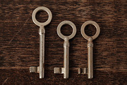 アンティーク雑貨　フランスアンティーク　ブロカントスタイルに合うシャビーなキー3本セット(鍵、カギ)(R-038006)
