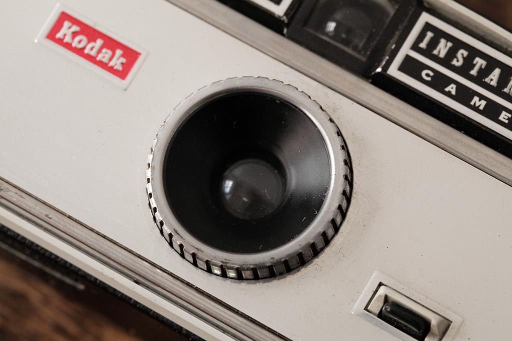 アンティーク雑貨　イギリスヴィンテージ　Kodak(コダック)　INSTAMATIC(インスタマチック)104　ケース付き　レトロで格好いいビンテージカメラ(R-038098)