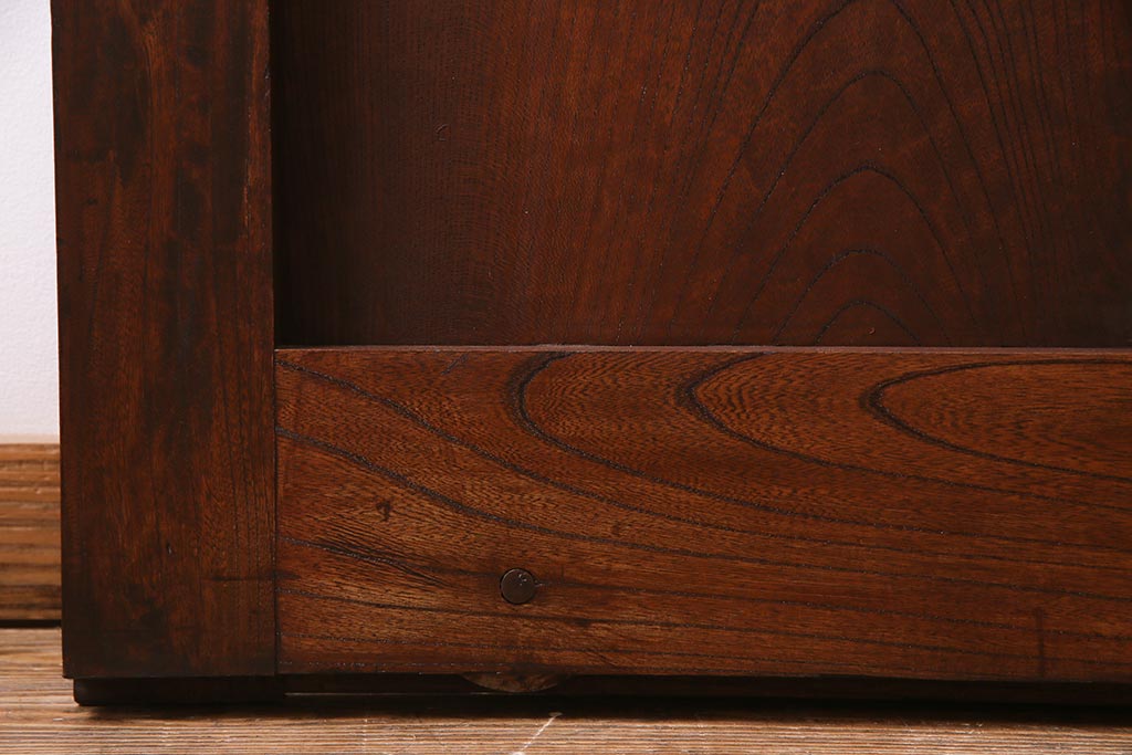アンティーク建具　明治大正期　総ケヤキ材一枚板・漆塗り　赤みを帯びた木肌が魅力の蔵戸(建具、引き戸、玄関戸)(R-038144)