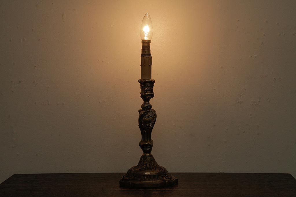 ヴィンテージ照明　フランスビンテージ　真鍮製　エレガントな空間を演出するテーブルランプ(卓上ランプ、スタンドライト)(R-038227)