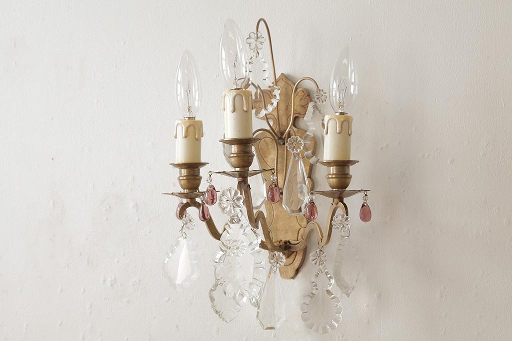 ビンテージ照明 真鍮製 ガラスドロップがおしゃれなフランスヴィンテージのウォールランプ(3灯、壁掛けシャンデリア、壁付け照明)(R-038240)  ラフジュ工房