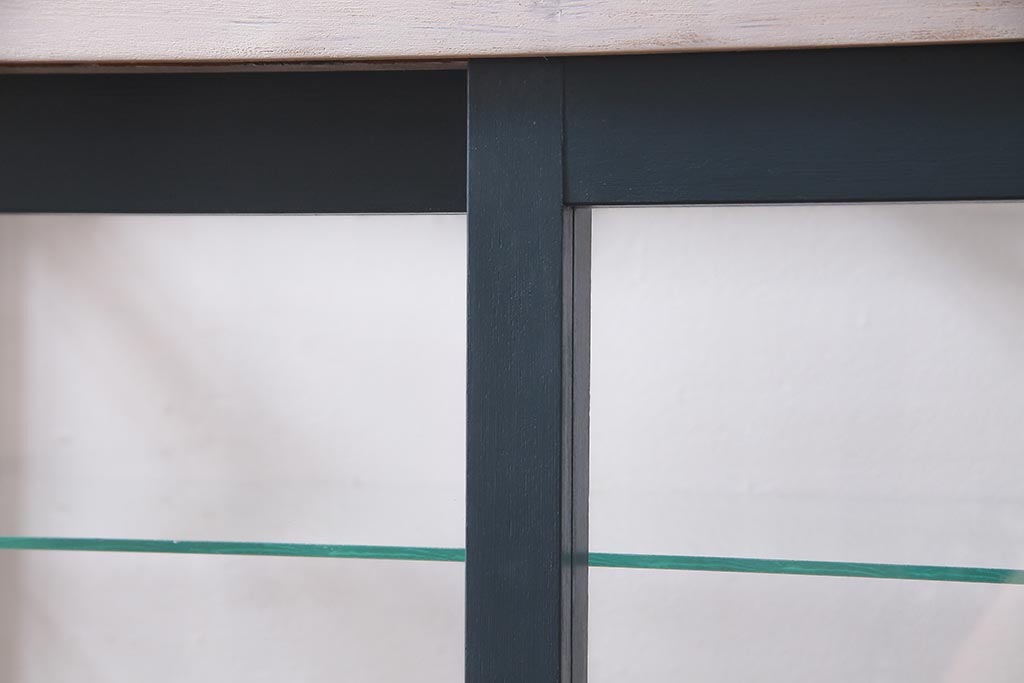 アンティーク家具　昭和中期　バイカラーのお洒落なペイントが目を惹くガラスケース(飾り棚、陳列棚、ショーケース)(R-038281)