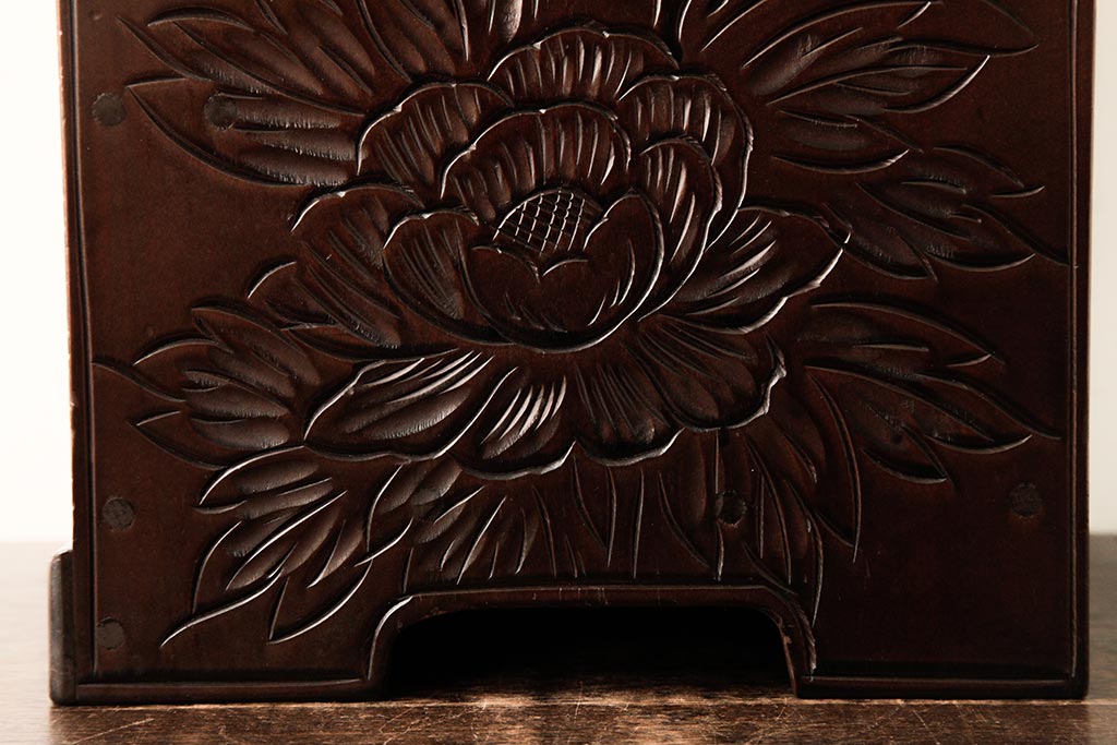 中古　伝統工芸　日光彫り　ダイナミックな花の装飾が目を引く小引き出し(小物収納)(R-038284)
