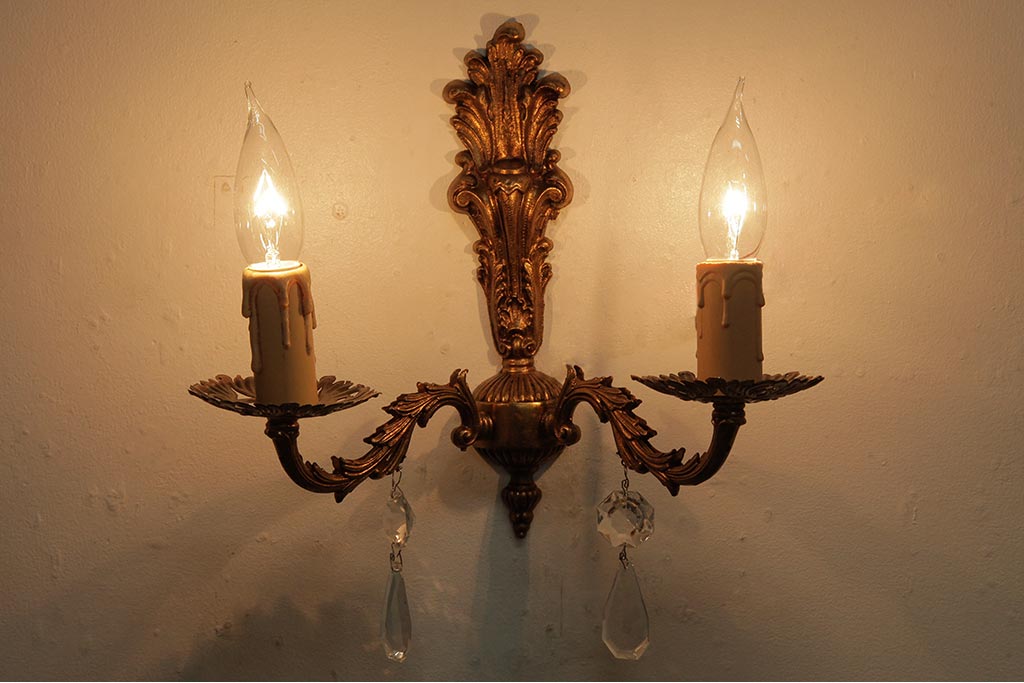 ヴィンテージ照明　フランスビンテージ　真鍮製　凝った装飾が優美な印象を与える2灯タイプのウォールランプ(壁付けシャンデリア、壁掛け照明)(R-038300)