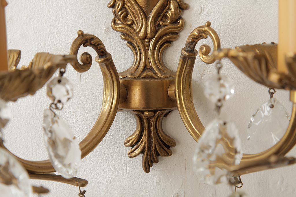 ビンテージ照明　真鍮製　ガラスドロップがおしゃれなフランスヴィンテージのウォールランプ(壁掛けシャンデリア、壁付け照明)(R-038313)