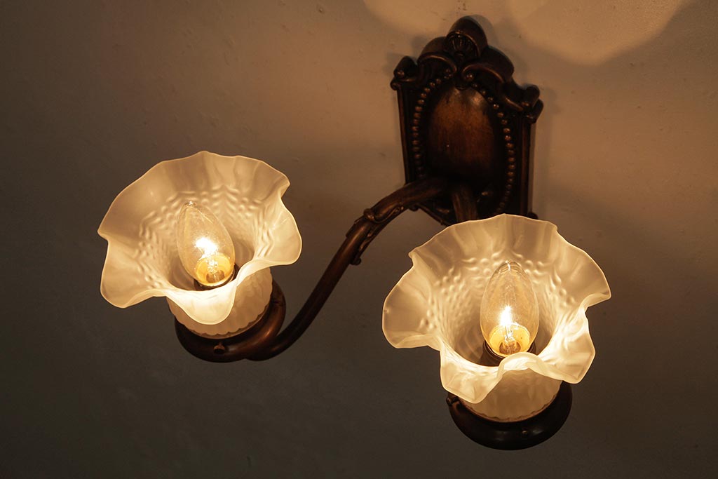 アンティーク照明　戦前　フリルシェードが優美な2灯タイプのウォールランプ(壁付け照明)(R-038314)