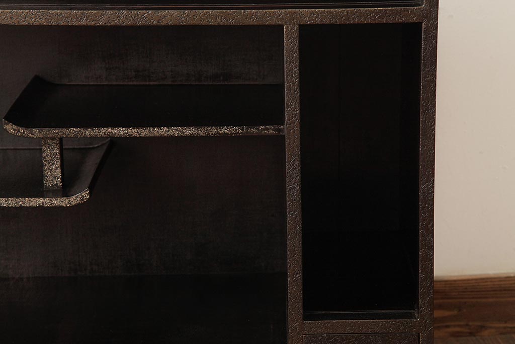 中古　工芸家具　漆・変わり塗り　螺鈿(らでん)　魅惑的な雰囲気を放つ茶棚(飾り棚、戸棚)(R-038318)