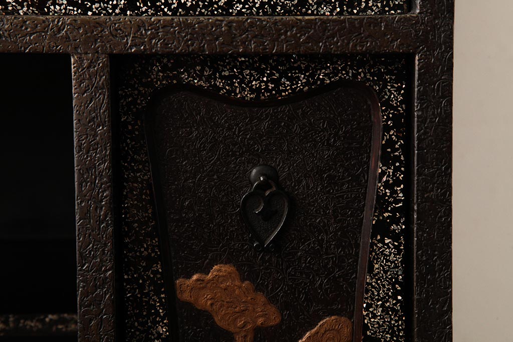 中古　工芸家具　漆・変わり塗り　螺鈿(らでん)　魅惑的な雰囲気を放つ茶棚(飾り棚、戸棚)(R-038318)