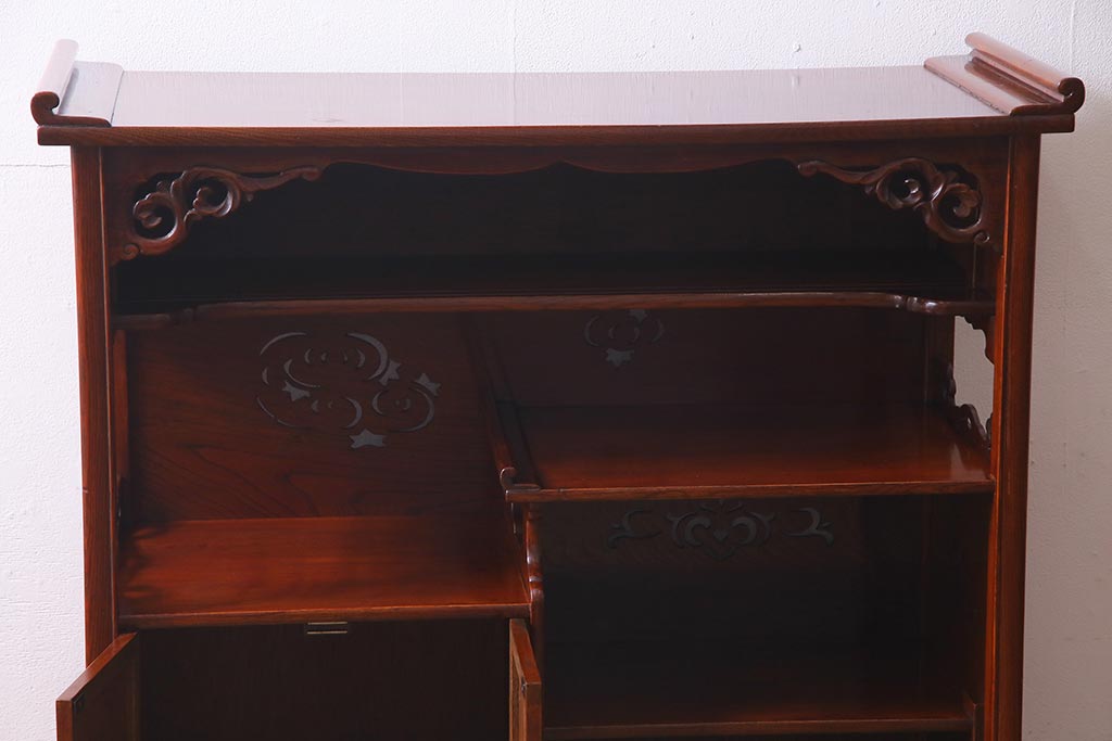アンティーク家具　総ケヤキ材　上手物　個性的な意匠が目を惹く漆塗りの茶棚(飾り棚、戸棚)(R-038347)