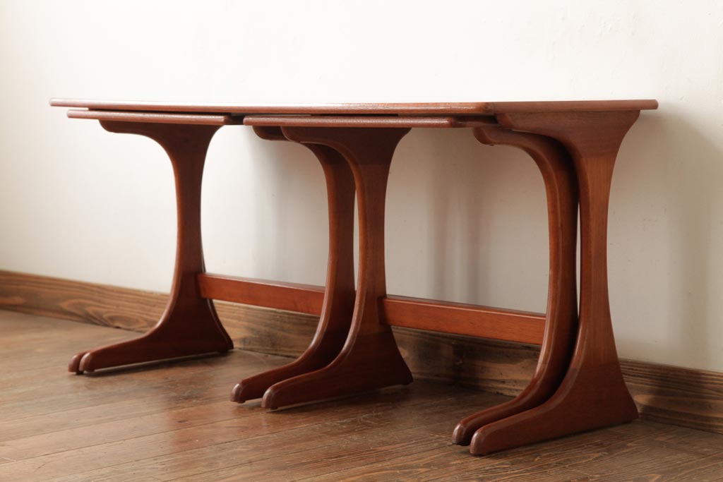 ヴィンテージ家具　北欧ビンテージ　チーク材　木の温もりと美しいフォルムが魅力的なネストテーブル(サイドテーブル、カフェテーブル)(R-038507)