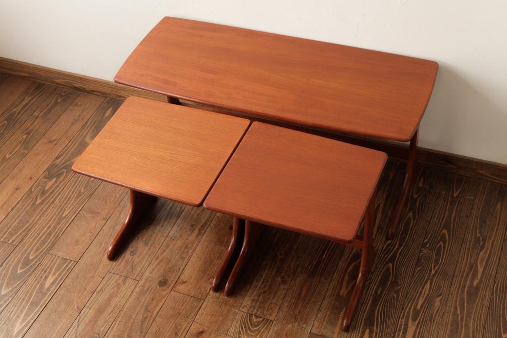 ヴィンテージ家具　北欧ビンテージ　チーク材　木の温もりと美しいフォルムが魅力的なネストテーブル(サイドテーブル、カフェテーブル)(R-038507)
