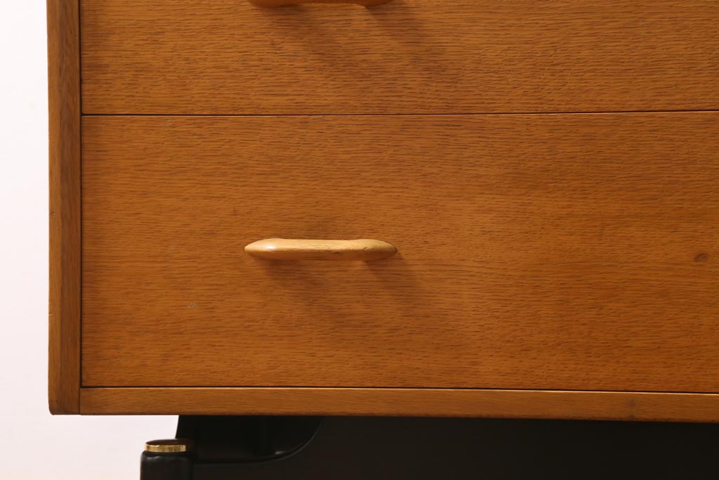 ヴィンテージ家具　リペイント　イギリスビンテージ　G-PLAN(ジープラン)　サニーオーク&チャイニーズホワイト　ミッドセンチュリーな雰囲気のダブルチェスト(サイドボード)(R-038511)