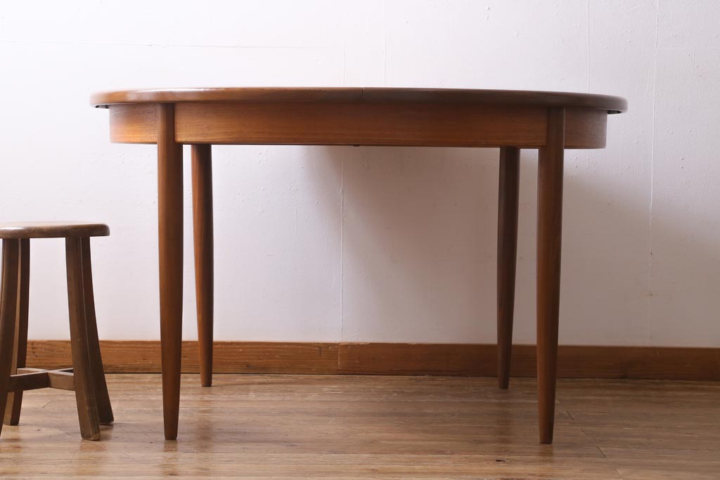 ヴィンテージ家具　北欧ビンテージ　G-PLAN(ジープラン)　木の温もり感じるエクステンションテーブル(ラウンドテーブル、ダイニングテーブル)(R-038527)