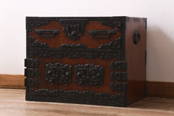 アンティーク家具　工芸家具　桐材　黒漆　凝った真鍮金具が高級感漂う上手物の裁縫箱(小引き出し)(R-043322)
