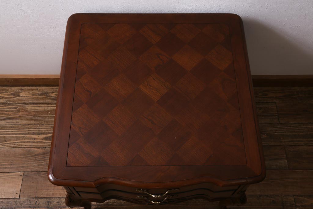 中古　アメリカ製　センチュリー社(CENTURY)　クラシカルなデザインのサイドテーブル(ナイトテーブル、サイドチェスト)(定価約40万円)(R-039006)