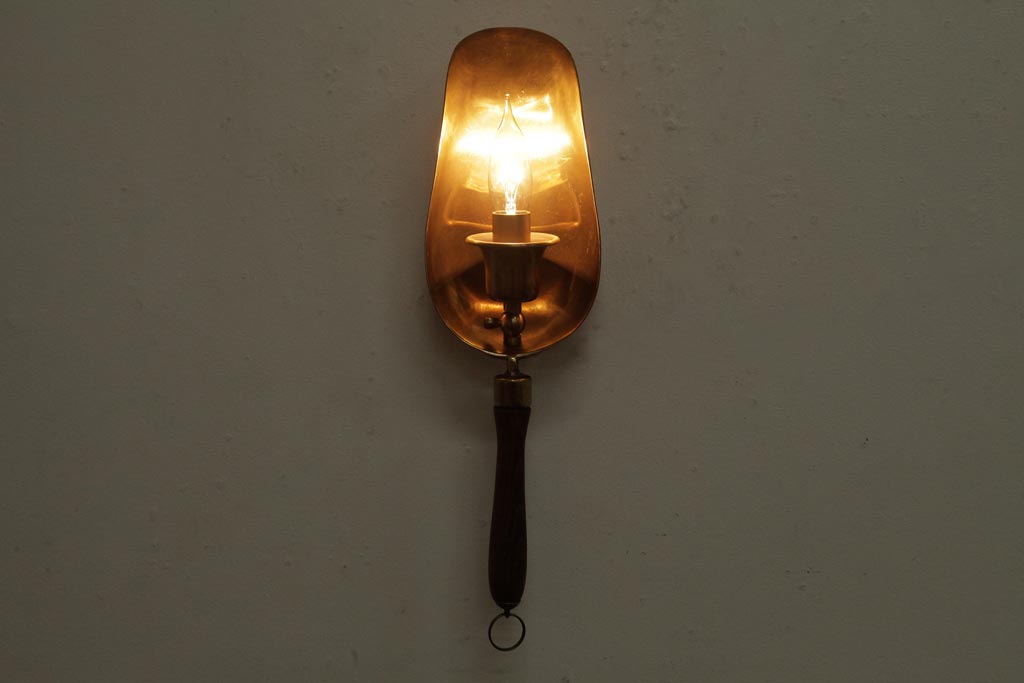アンティーク照明　フランスアンティーク　真鍮製　センスの良さが光るスコップ型のウォールランプ(壁掛け照明)(R-039043)