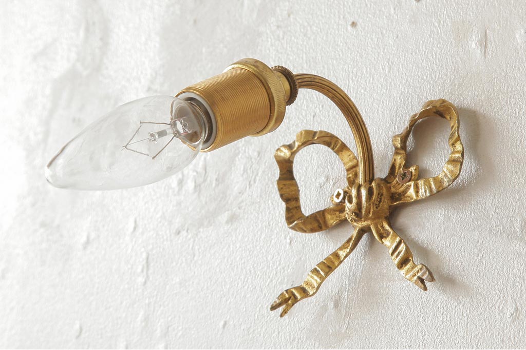 ヴィンテージ照明　フランスビンテージ　真鍮製　リボンが可愛らしい小さなウォールランプ(壁掛け照明、壁付け照明)(R-039084)