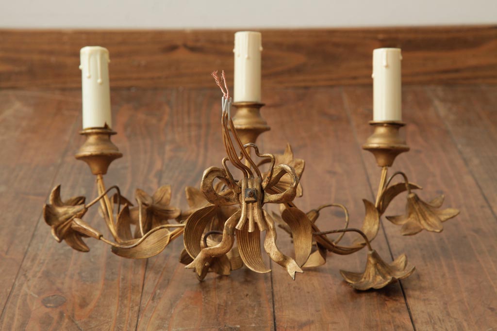 ヴィンテージ照明　フランスビンテージ　真鍮製　3灯　花の装飾がすてきなウォールランプ(壁掛け照明、壁付け照明)(R-039119)