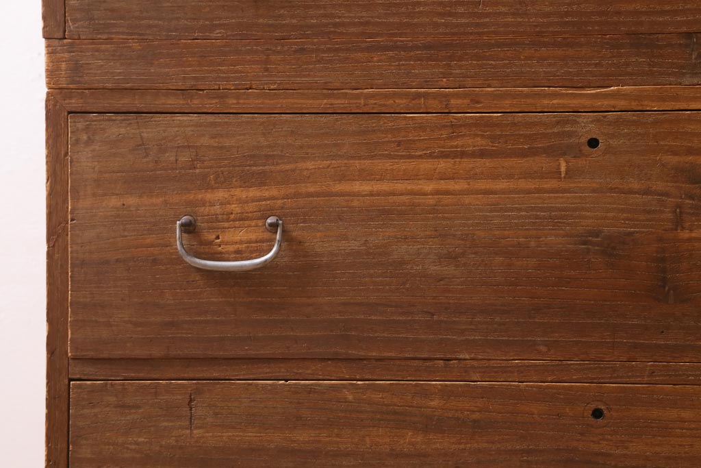 アンティーク家具　和製アンティーク　総桐材　古い木肌に銀色の金具が映える3段重ね箪笥(衣装箪笥、引き出し、桐箪笥、桐たんす)(R-039128)