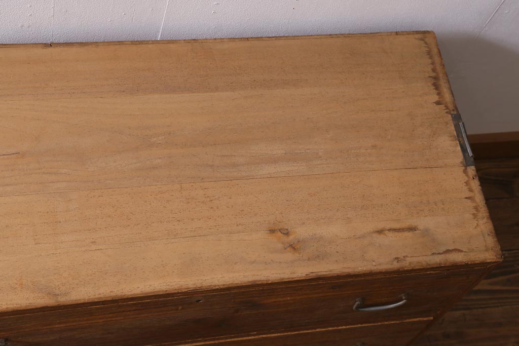 アンティーク家具　和製アンティーク　総桐材　古い木肌に銀色の金具が映える3段重ね箪笥(衣装箪笥、引き出し、桐箪笥、桐たんす)(R-039128)