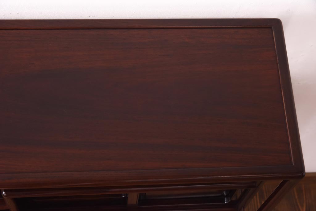 中古　民芸家具　国産指物家具　紫檀(シタン)　漆塗り　上品な佇まいが魅力的な飾り棚(茶棚、違い棚)(R-039131)