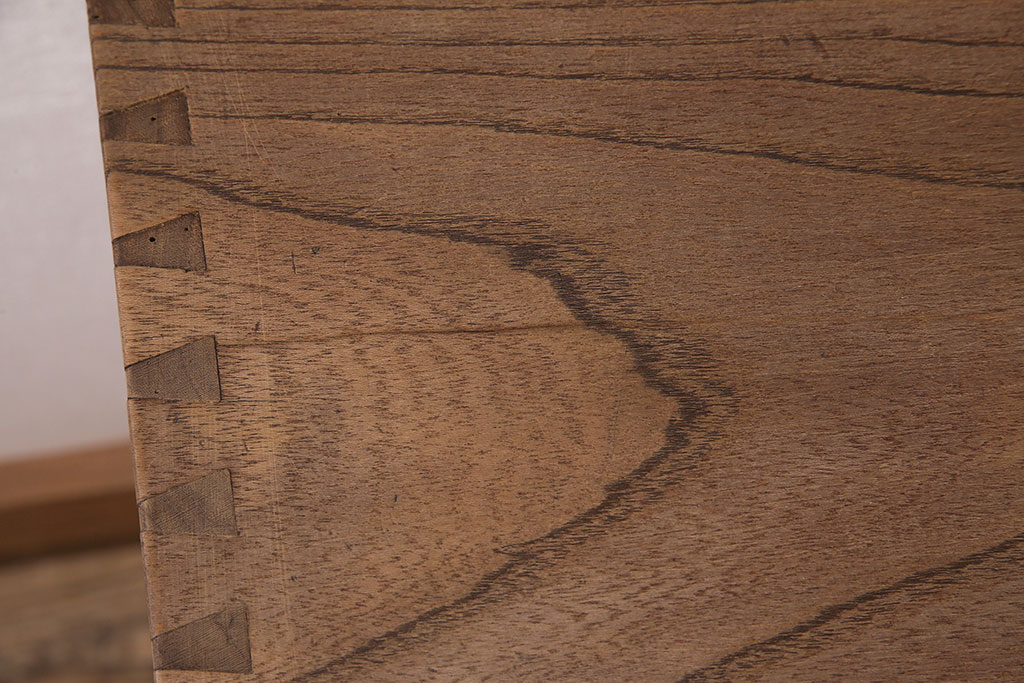 アンティーク家具　ストリップド(剥離)　昭和初期　三方ケヤキ材　前板のデザインが目を惹くチェスト(箪笥・引き出し)(R-039296)