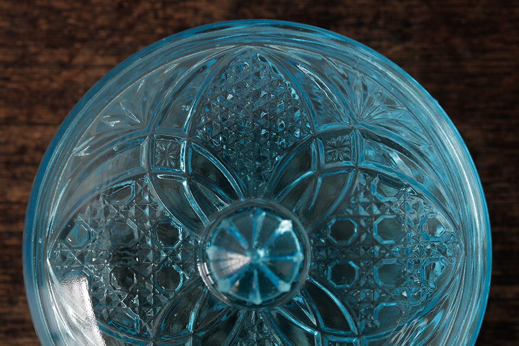 アンティーク雑貨　昭和初期　爽やかな水色が素敵なプレスガラスのキャンディーポット(蓋付き器、小物入れ)(R-039320)