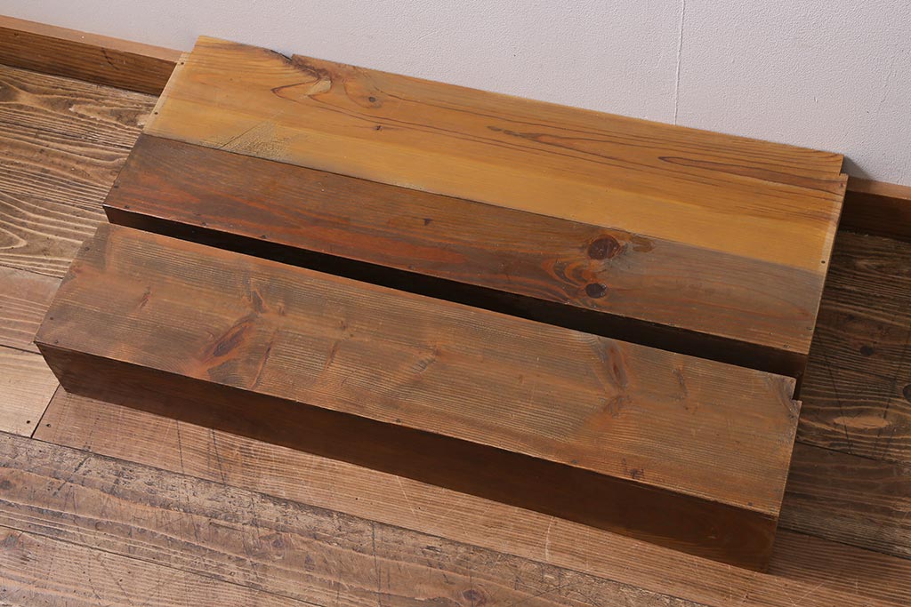 アンティーク雑貨　和製アンティーク　重ねて階段式になる木製ディスプレイ棚2個セット(飾り棚、花台)(R-039333)