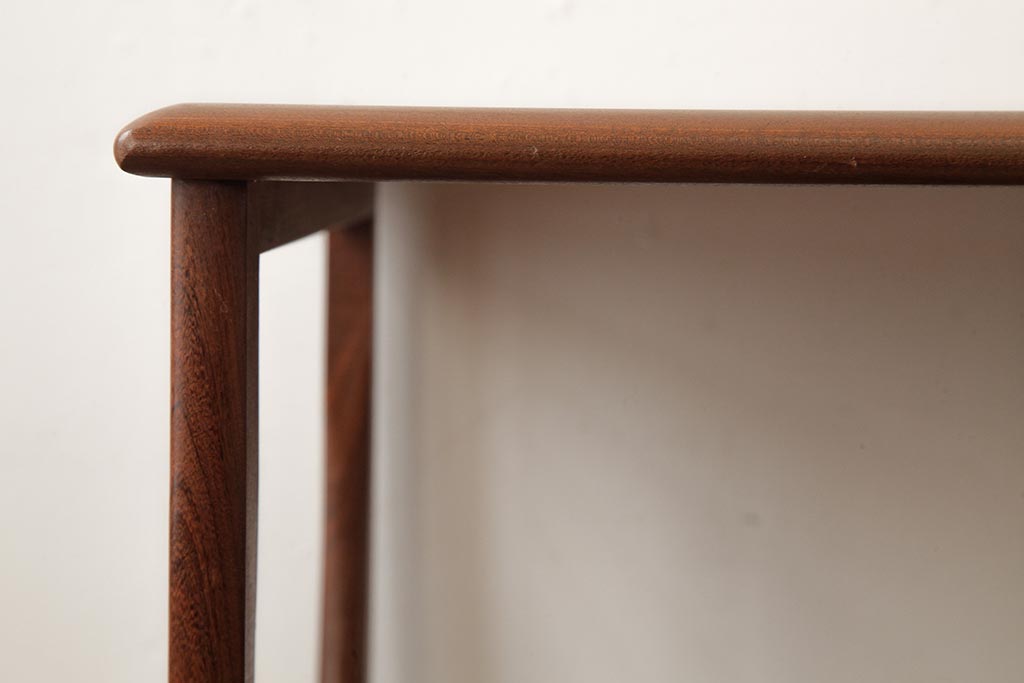 ヴィンテージ家具　イギリス・北欧ビンテージ　G-PLAN(ジープラン)　チーク材　タイルトップがお洒落なネストテーブル(サイドテーブル)(R-039390)