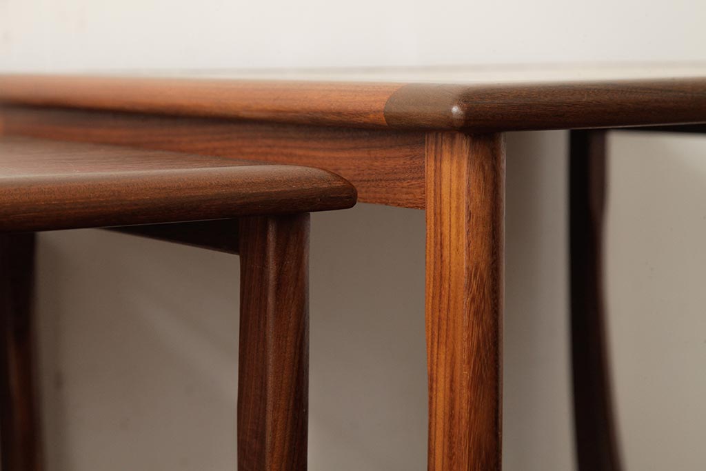 ヴィンテージ家具　イギリス・北欧ビンテージ　G-PLAN(ジープラン)　チーク材　タイルトップがお洒落なネストテーブル(サイドテーブル)(R-039390)
