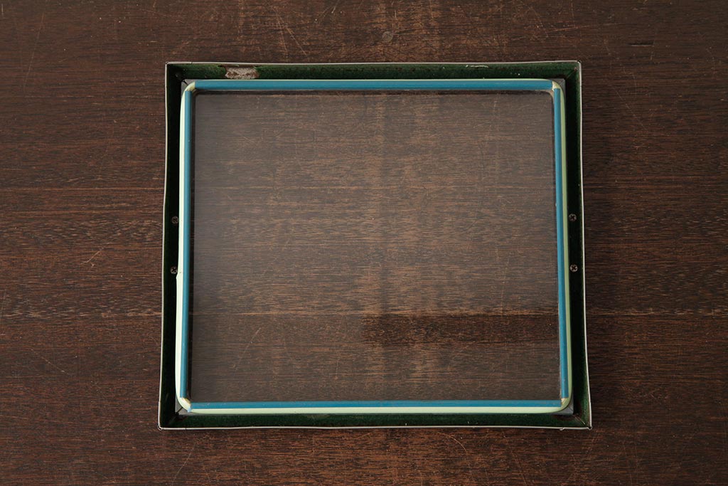 アンティーク雑貨　昭和レトロ　シャビーな質感が魅力の平型ブリキガラスケース(ショーケース、小物入れ)(R-039427)