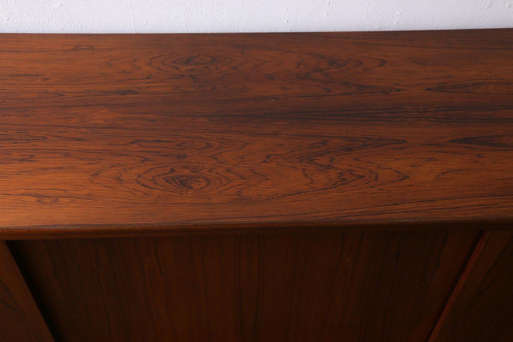 ヴィンテージ家具　デンマーク　北欧ビンテージ　希少品!ローズウッド材の美しい木肌が魅力的なサイドボード(収納棚)(R-039471)
