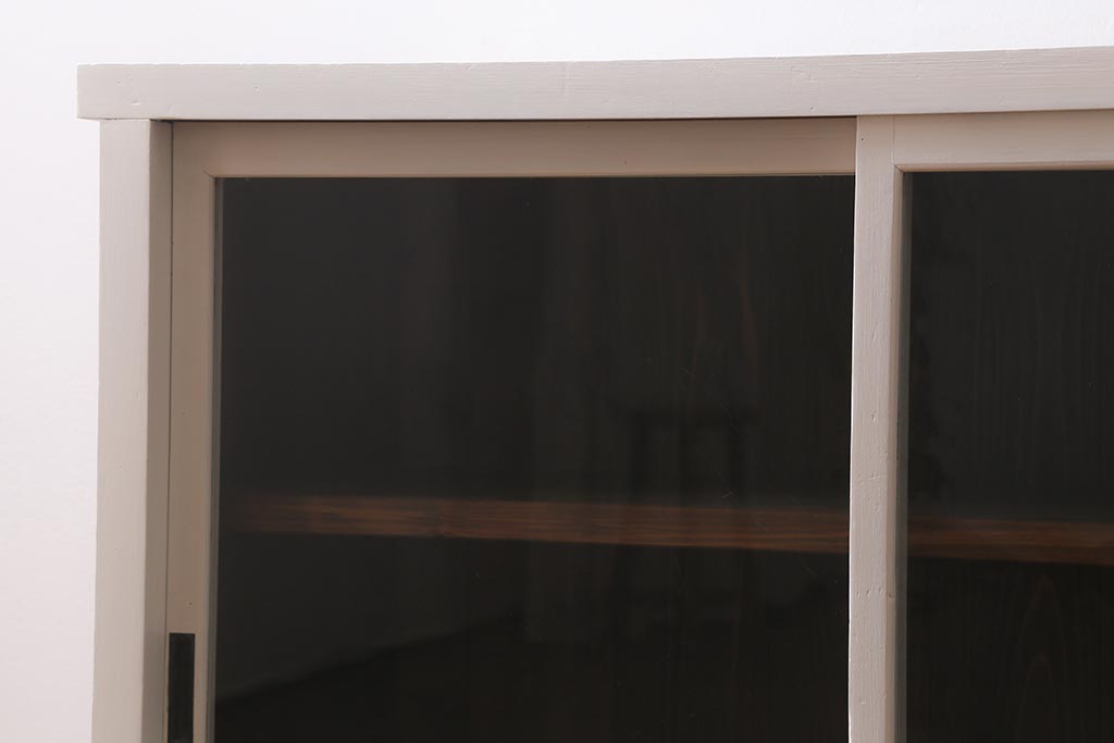 アンティーク家具　昭和レトロ　温かみのあるペイントが魅力のシンプルなキャビネット(収納棚、食器棚、本箱)(R-039472)