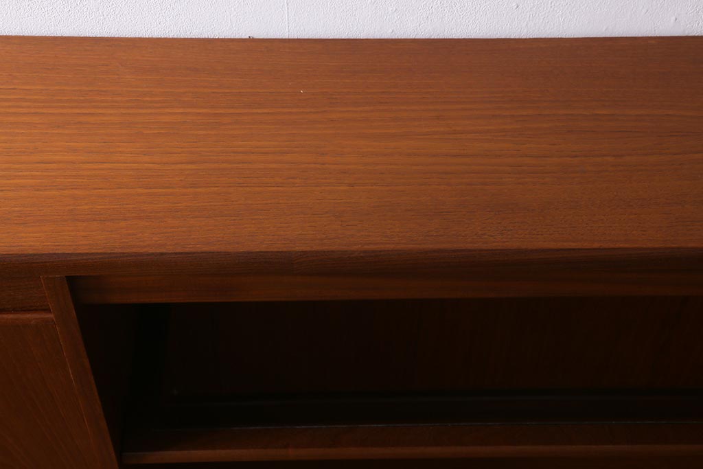 ヴィンテージ家具　イギリスビンテージ　G-PLAN(ジープラン)　スタイリッシュなデザインで機能性も抜群のサイドボード(サイドキャビネット、収納棚)(R-039473)