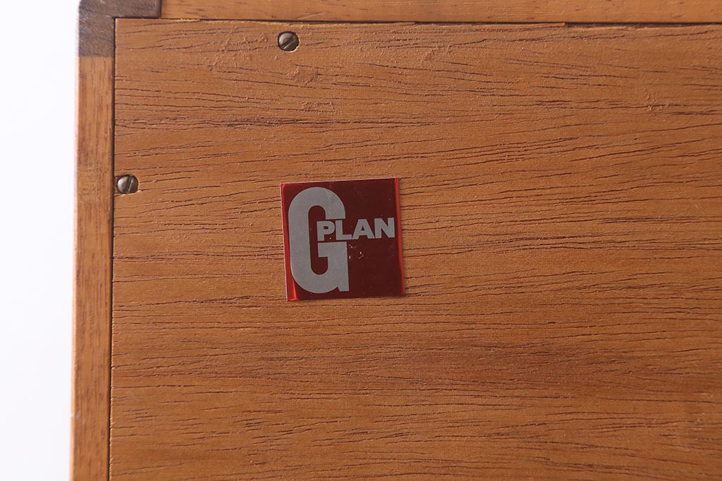 ヴィンテージ家具　イギリスビンテージ　G-PLAN(ジープラン)　スタイリッシュなデザインで機能性も抜群のサイドボード(サイドキャビネット、収納棚)(R-039473)