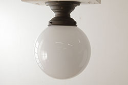 アンティーク照明　和製アンティーク　乳白色ガラス　レトロな雰囲気漂う天井照明(電笠)(R-039531)