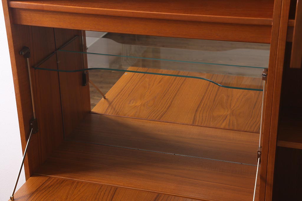 ヴィンテージ家具　イギリスビンテージ　G-PLAN(ジープラン)　Fresco(フレスコ)シリーズ　チーク材　北欧スタイル家具らしいシンプルなウォールユニット(サイドボード、キャビネット)(R-039536)