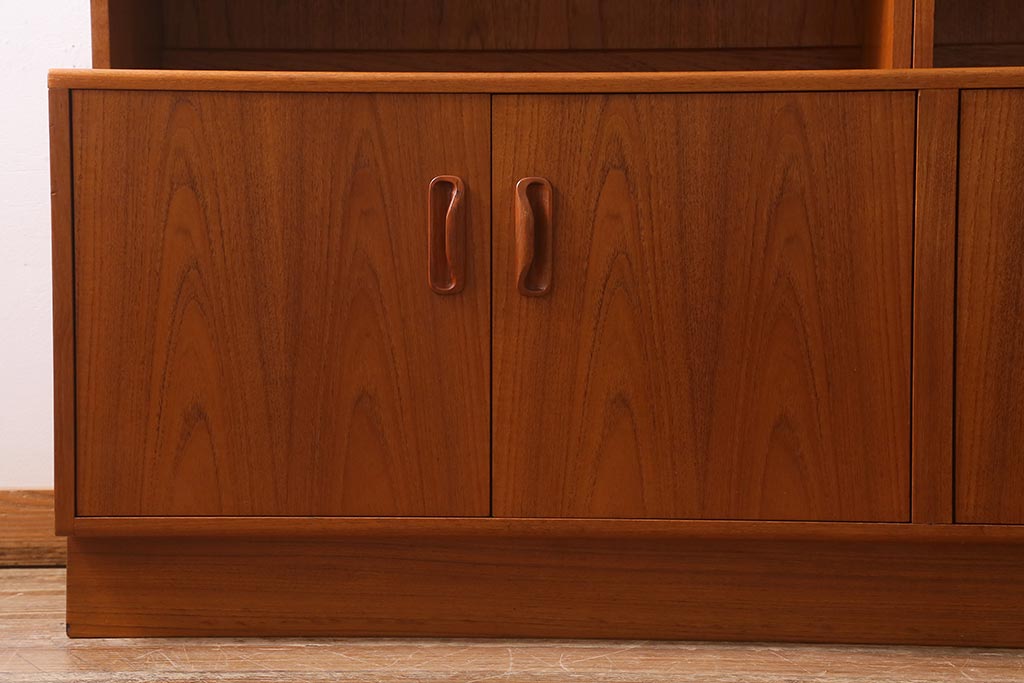 ヴィンテージ家具　イギリスビンテージ　G-PLAN(ジープラン)　Fresco(フレスコ)シリーズ　チーク材　北欧スタイル家具らしいシンプルなウォールユニット(サイドボード、キャビネット)(R-039536)
