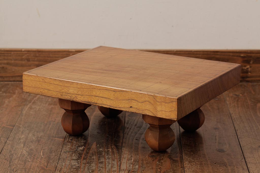 レトロ雑貨　脚のデザインが印象的な明るい木色の将棋盤(花台、飾り台)(R-039548)